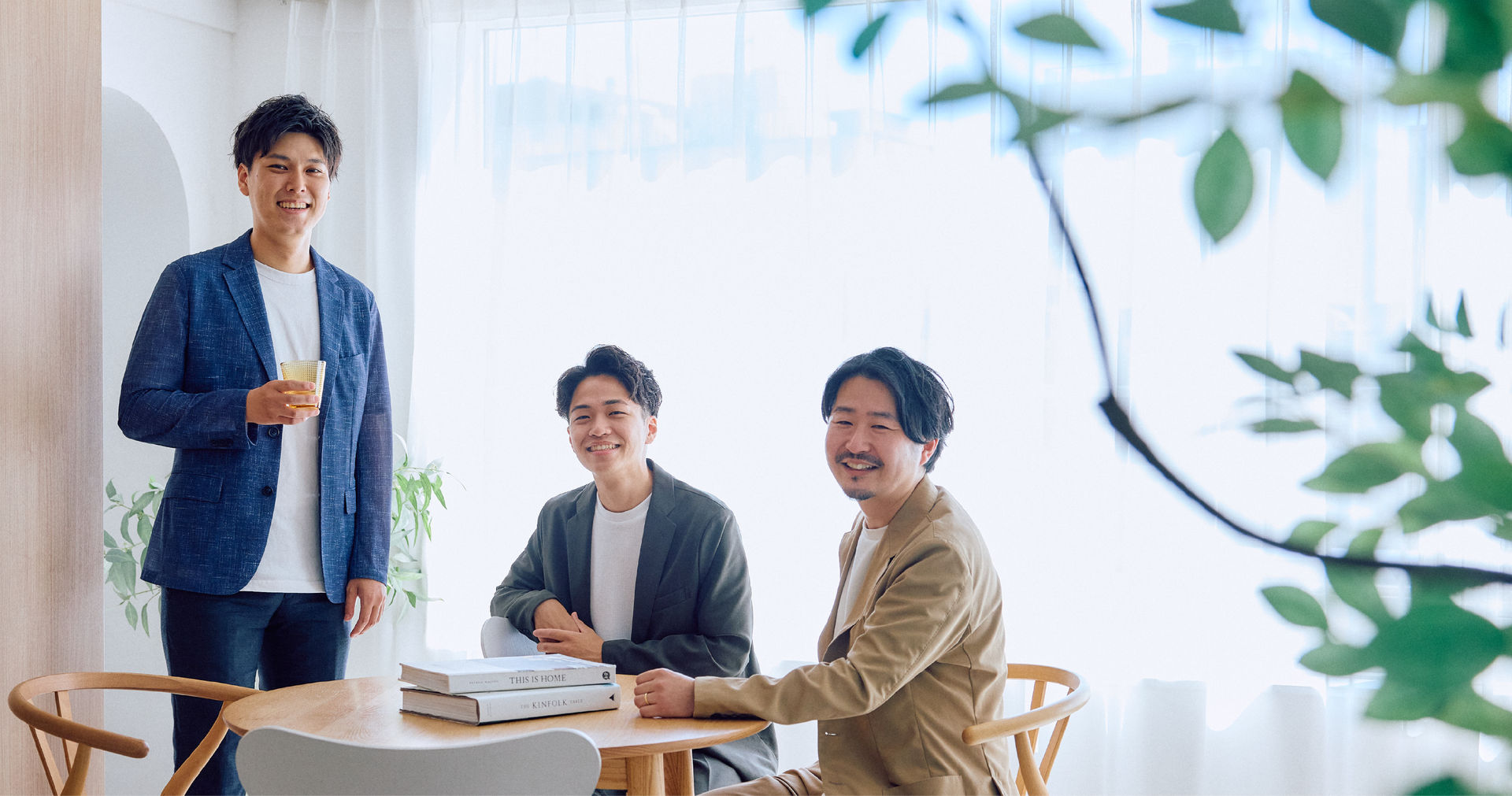 オフィスで談笑するSOJYUのメンバー