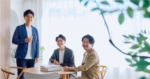 オフィスで談笑するSOJYUのメンバー